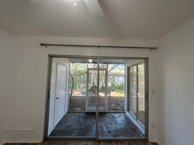 Building Photo - 7355 Parkside Villas Dr N