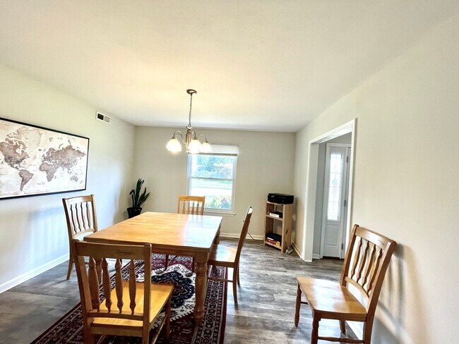 Building Photo - Rare, sought-after 5 bedroom home in Pembroke Meadows.