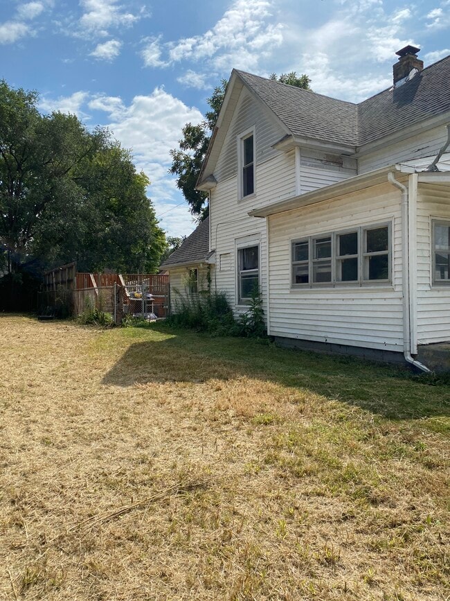 Building Photo - 21 Schultz St