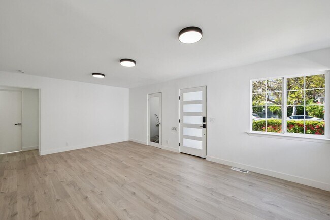 Building Photo - Gorgeously Renovated Historic 3-Bedroom Retreat in Downtown North (Palo Alto)