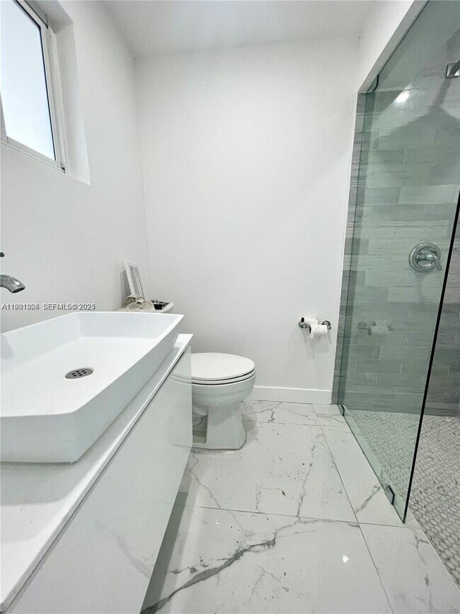 Building Photo - 18500 NE 1st Ct