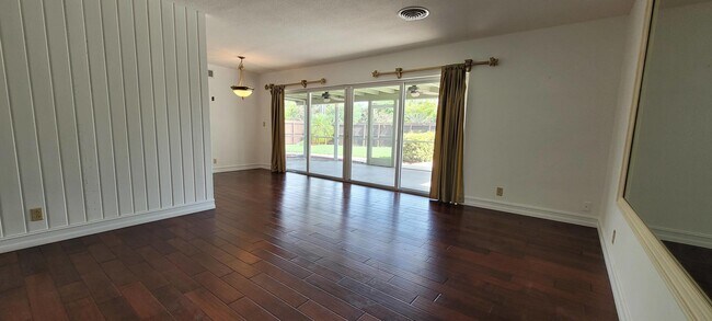 Building Photo - 949 W Royal Palm Rd