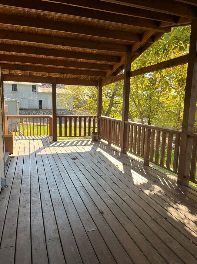Building Photo - Quiet County Home