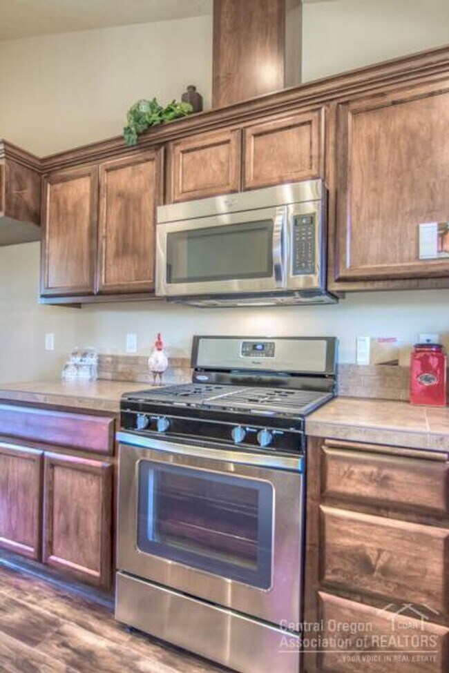 Building Photo - Spacious 4 Bed/3 Bath Single Family Home i...