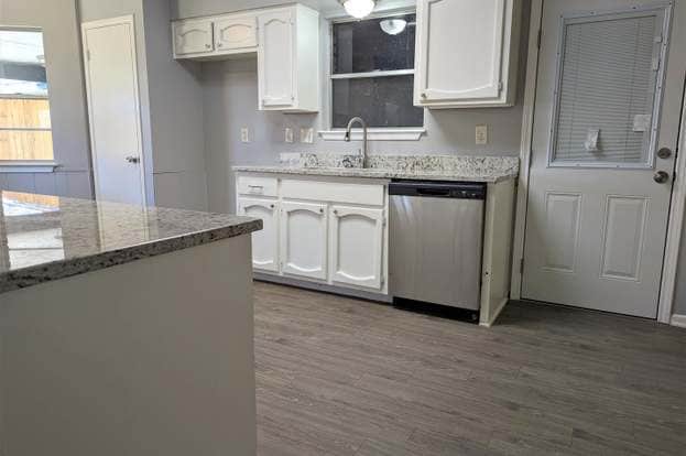 Building Photo - 2330 Blossom Dr