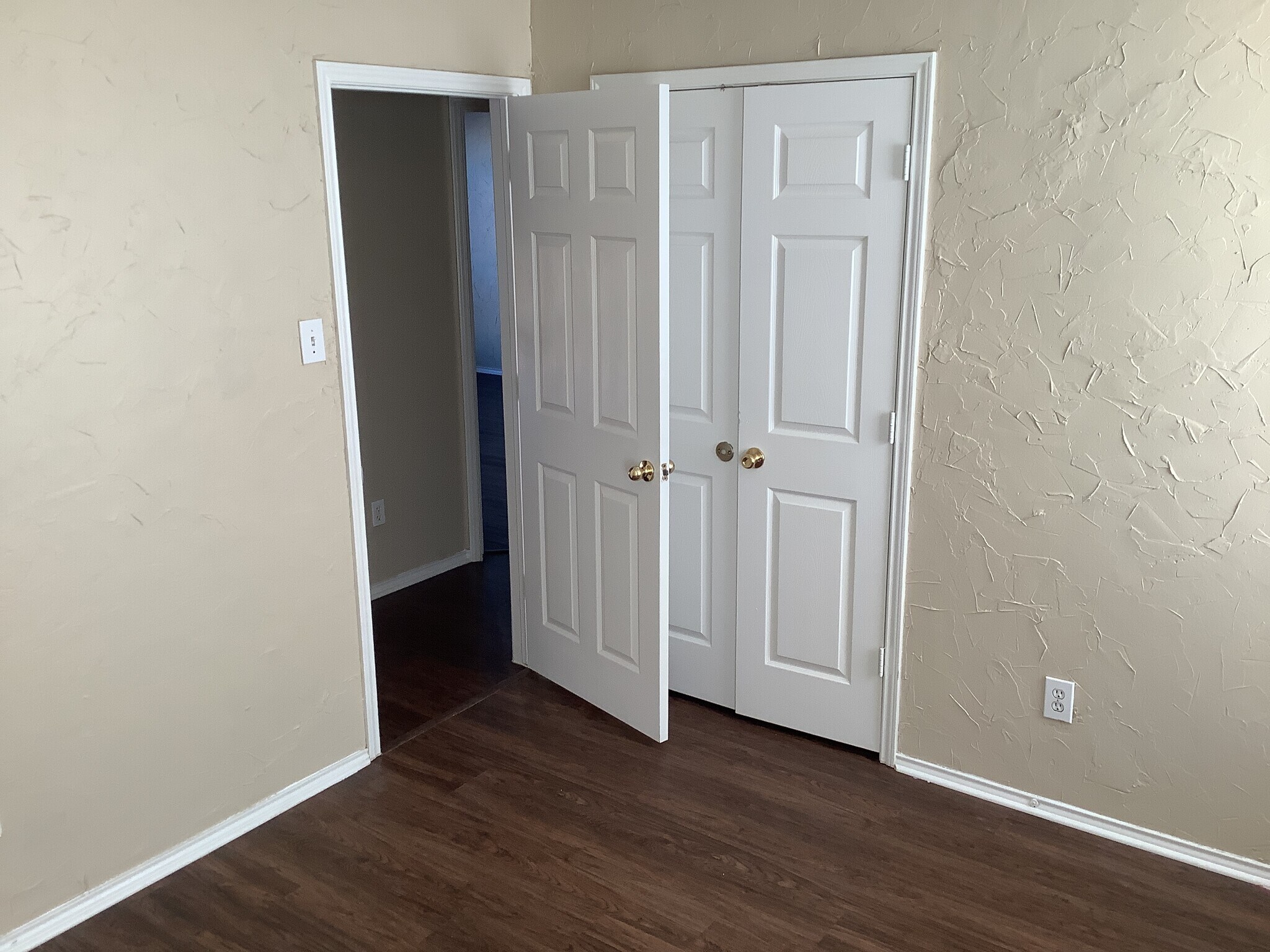 Building Photo - 1213 Calvert Dr