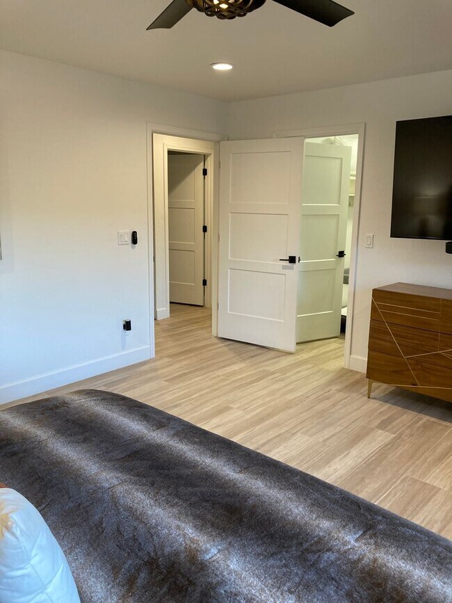 Building Photo - Gorgeous, modern, remodeled, furnished ren...