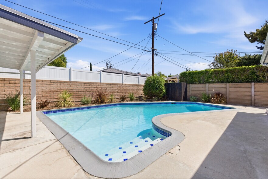 Building Photo - 16257 Los Alimos St
