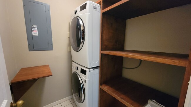 Building Photo - Desirable 2 bed/ 2 bath/1 car Condo in The...