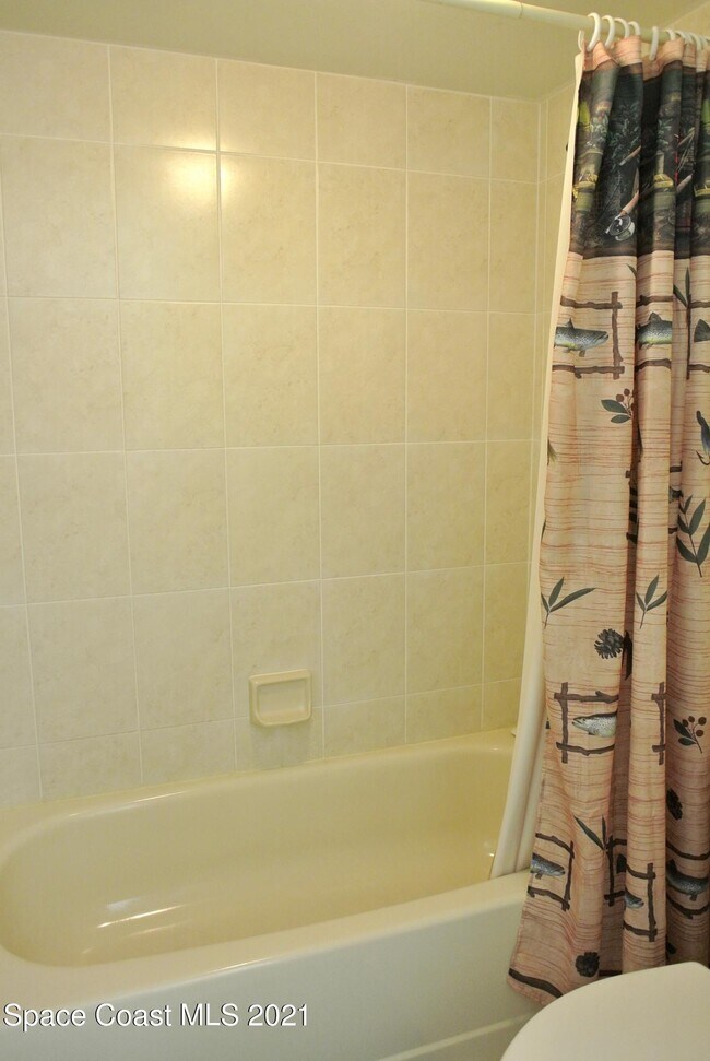 Building Photo - 537 Taylor Ave