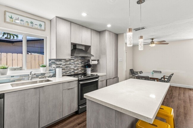 Building Photo - 1121 N 66 Terrace