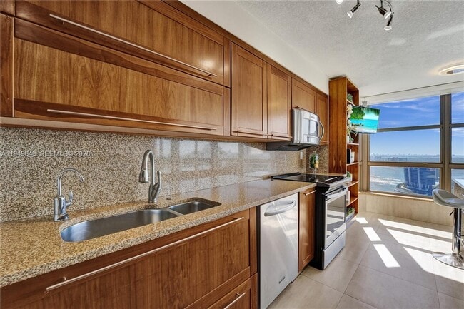 Building Photo - 3500 Mystic Pointe Dr