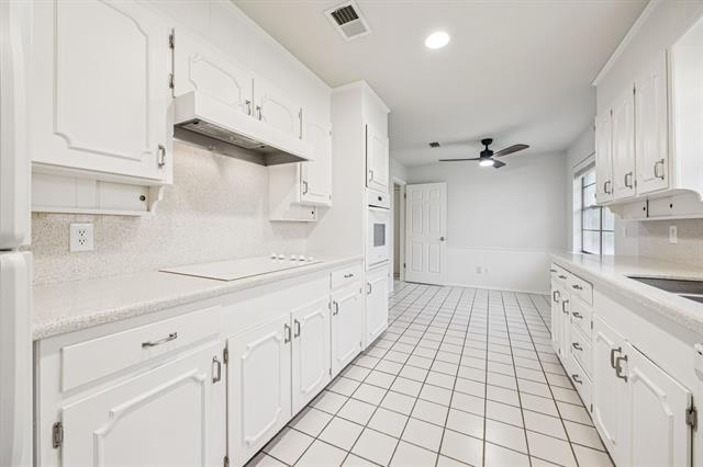 Building Photo - 1800 Midcrest Dr