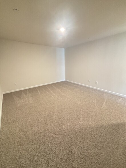 Building Photo - 607 Club View Way
