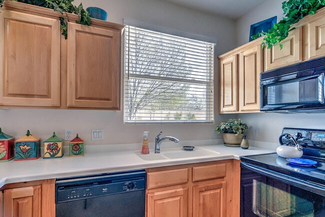 Building Photo - Fully Furnished Home. All utilities includ...