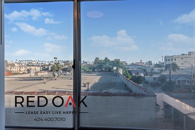 Building Photo - 511 N Kenmore Ave