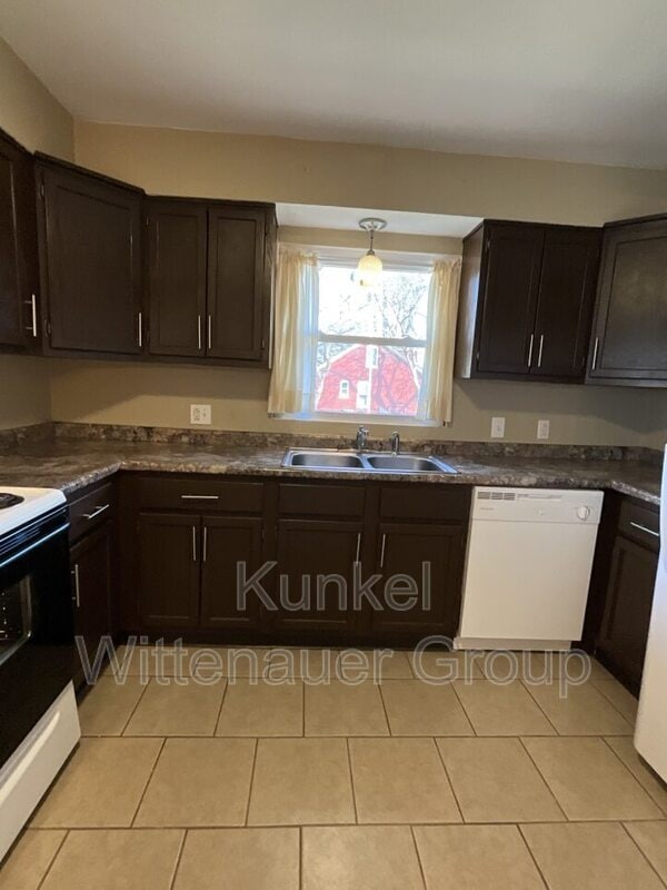 Building Photo - 221 Gilbert St