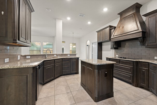 Building Photo - 105 Live Oak Dr