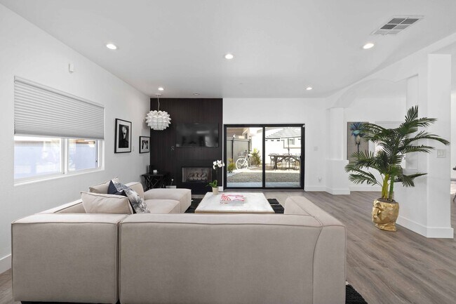 Building Photo - 2113 Harriman Ln