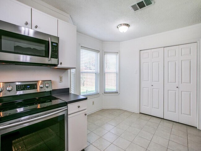 Building Photo - 2401 Brooke Ct