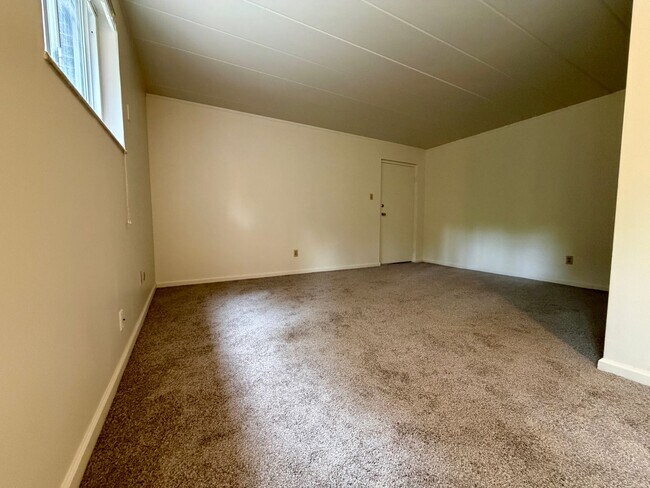 Interior Photo - Four Seasons Apartments