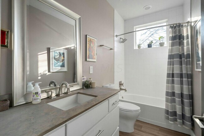 Building Photo - 484 E Kossuth St