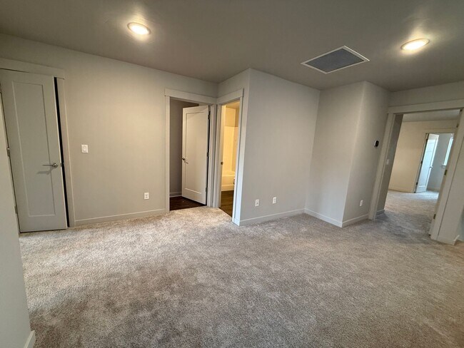Building Photo - Beautiful 3 Bed/2.5 Bath Townhome - NE Bend