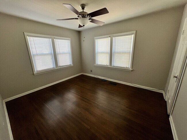 Building Photo - Beautifully renovated Midtown charmer