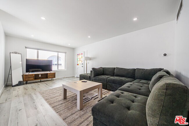 Building Photo - 722 Lincoln Blvd