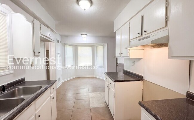 Building Photo - 3 Bed/2 Bath Home with Carport / Vouchers Accepted /Available Now!