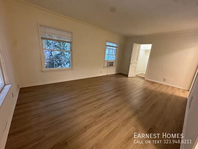 Building Photo - 127 N Doheny Dr