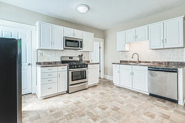 Building Photo - Stunning 5 Bedroom, 2 Bathroom Home in Minneapolis! Available 3/1/2026-Section 8 Accepted