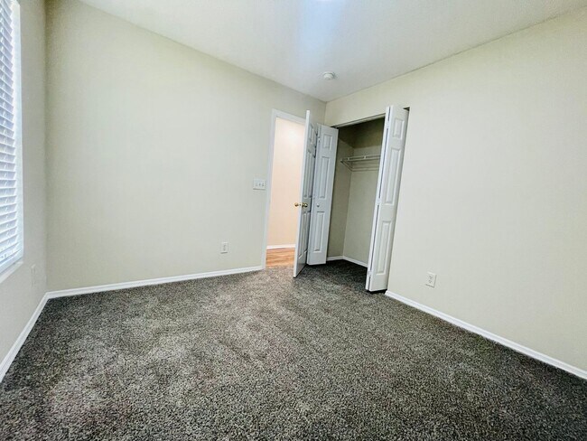 Building Photo - 3038 Regency Oaks Dr