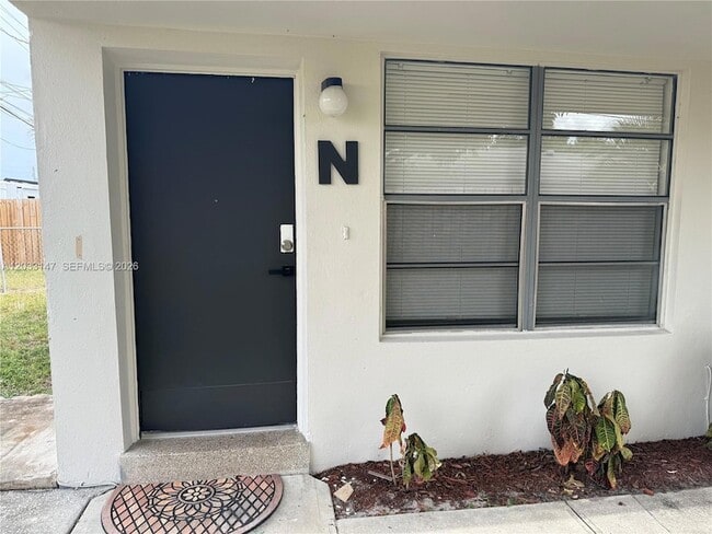 Building Photo - 883 NE 40th St