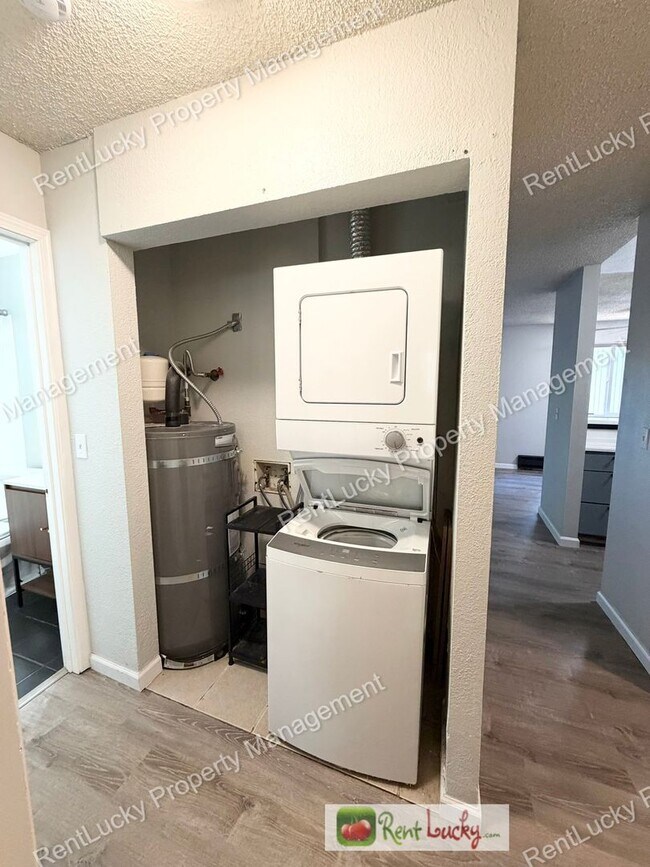 Building Photo - 2 Bed, 1 Bath in Federal Way Available NOW! Utilities Included and Extra Storage~