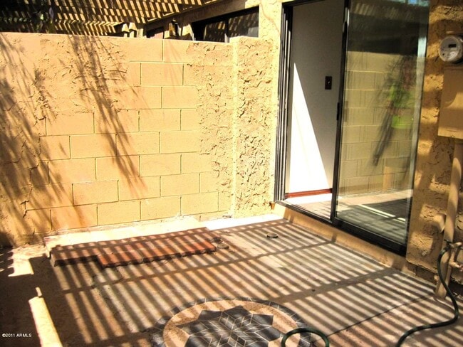 Building Photo - AFFORDABLE TOWNHOME IN TEMPE!!