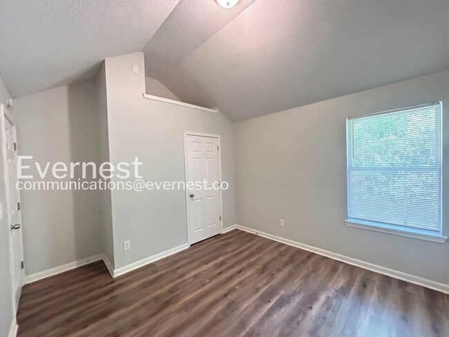 Building Photo - 5544 Bluegrass Dr