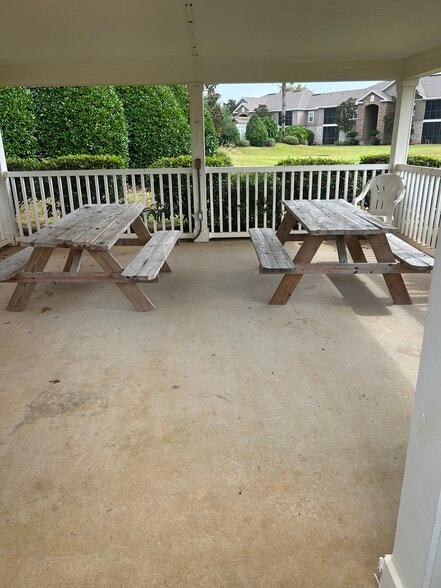 picnic area - 450 Park Ave