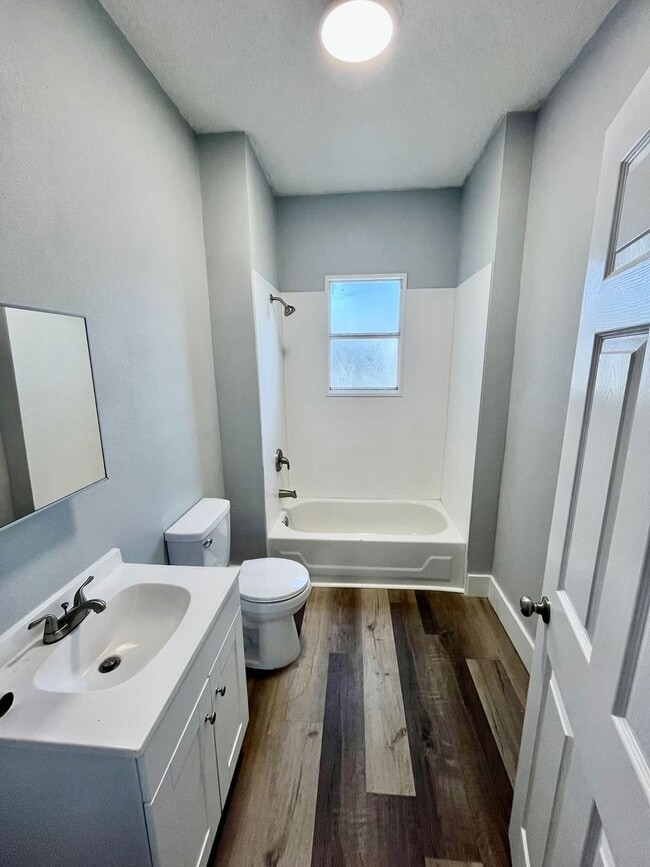 Building Photo - Charming 4BR/2BA Lakeland Home NO APPLICATION FEE!