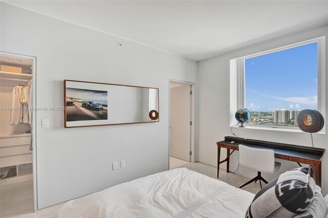 Building Photo - 17875 Collins Ave