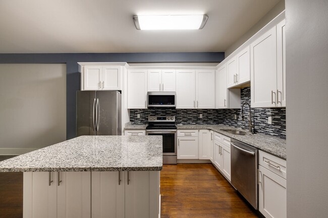 Building Photo - 1 bedroom, 1 bath updated condo in downtow...