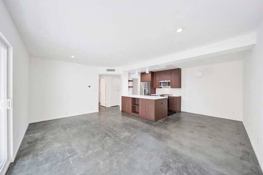 Building Photo - 7767 Hollywood Blvd