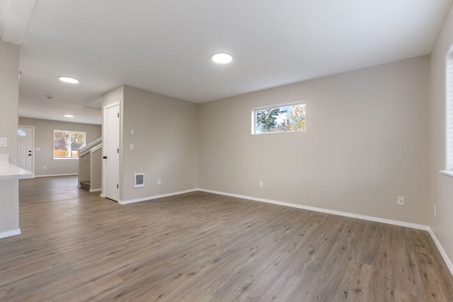 Building Photo - 4 bedroom/2.5 bathroom available in SE Portland