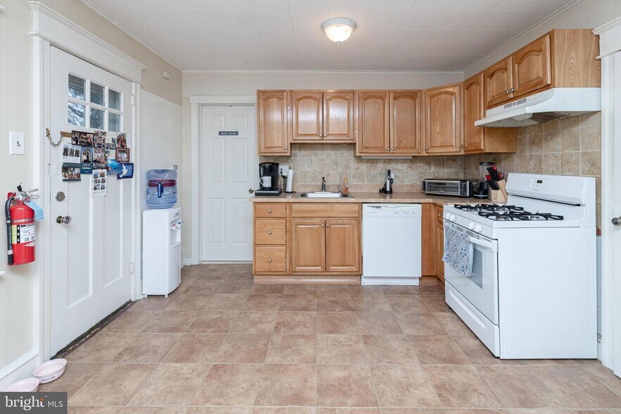 Building Photo - 10 E Linden Ave