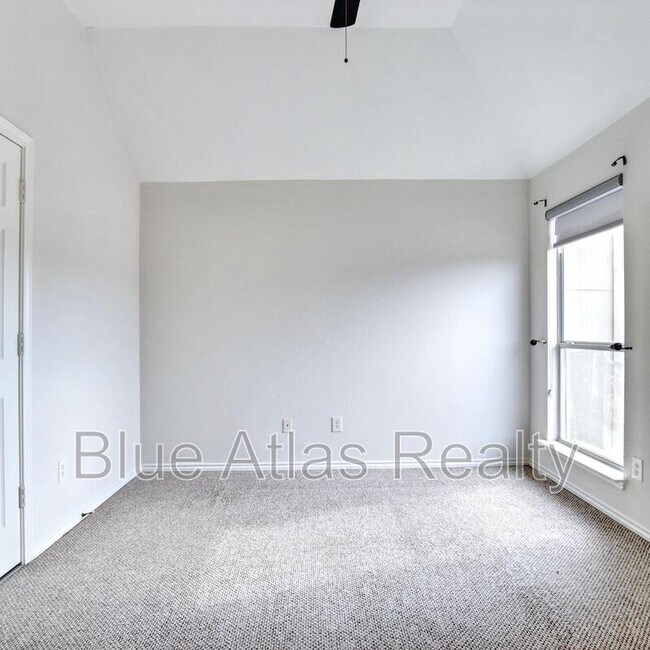 Building Photo - 2420 Elm Leaf Ln