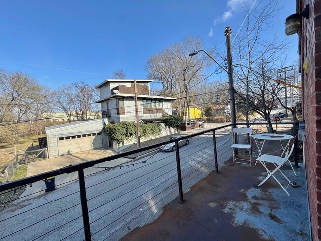 Building Photo - 915 W 16th St