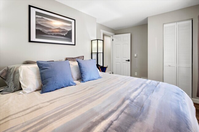 Ultra-luxury King sized Helix Sunset Luxe promises one of the most comfortable night's sleeps you've - 4206 N Winnifred St