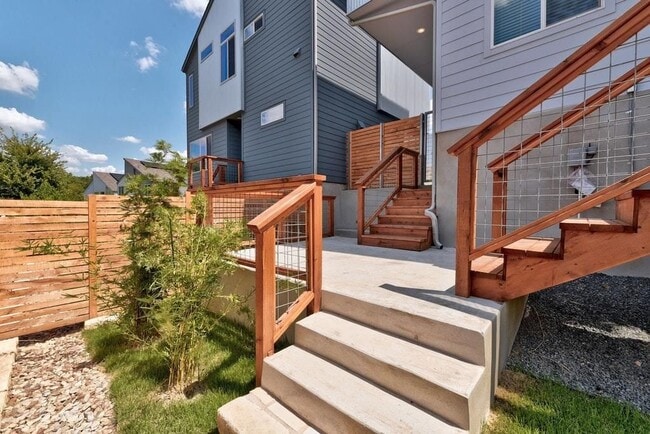 Building Photo - 801 N Bluff Dr