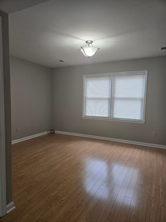 Building Photo - Spacious Townhome with Fully Fenced Privat...