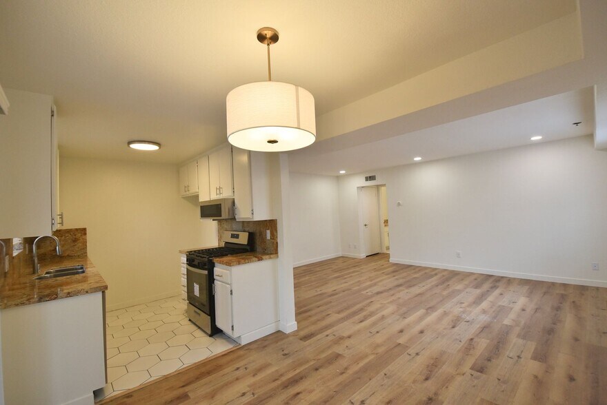 Building Photo - 14033 Bessemer St